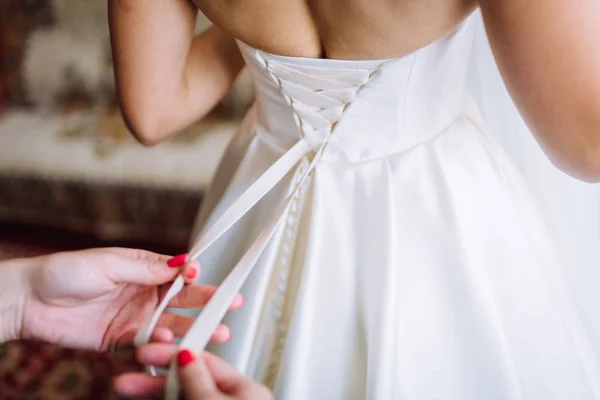 Mariée Est Nouée Avec Une Robe Sur Dos Foyer Doux — Photo