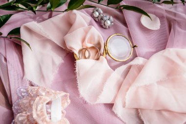 Alyans pembe örgü kalp hasır sepet içinde yalan.