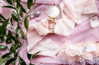 Alyans pembe örgü kalp hasır sepet içinde yalan.