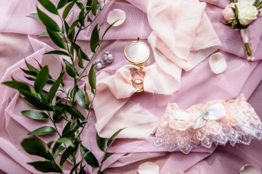 Alyans pembe örgü kalp hasır sepet içinde yalan.