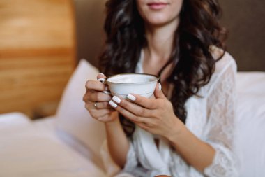 gelin sıcak içecek bir fincan tutar