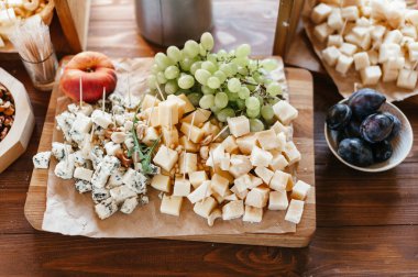  Peynirli, fındıklı, üzümlü ve ballı düğün yemeği masası.