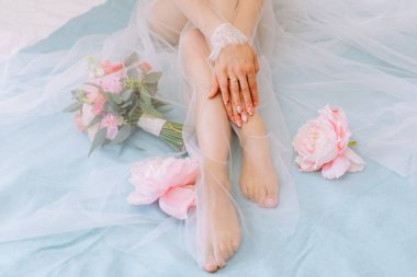 Kadın ayakları. Kanepede yatan sonraki buket.