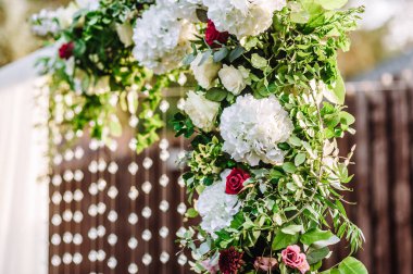 Çiçeklerle süslenmiş düğün masası.