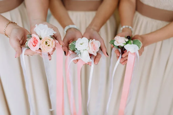 Brautjungfern Demonstrieren Hochzeitsarmbänder — Stockfoto