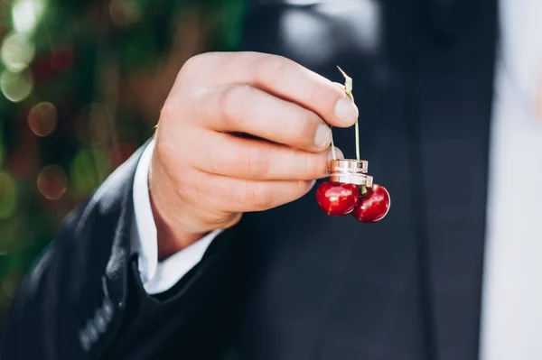 Bräutigam Hält Kirsche Weicher Fokus — Stockfoto