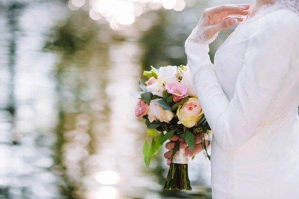 Невеста Держит Свадебный Букет Мягкий Фокус — стоковое фото
