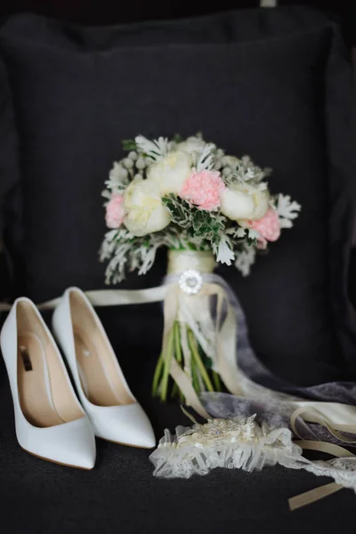 Sapatos Noiva Lado Buquê Casamento — Fotografia de Stock