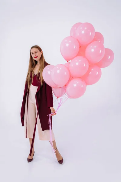Стильная Молодая Девушка Бордовых Одеждах Розовых Шариках Белом Фоне — стоковое фото