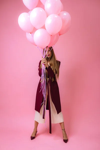 Стильная Молодая Девушка Бордовых Одеждах Розовых Шариках Розовом Фоне — стоковое фото