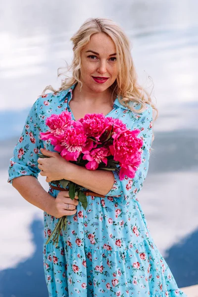 Portrait Une Jeune Femme Blonde Avec Bouquet Pivoines Roses Une — Photo