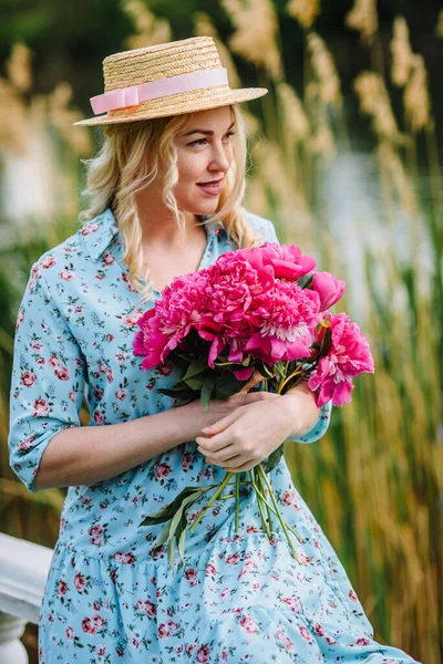 Young Woman Bouquet Pink Peonies Resting Pond Beach Girl Blue — Stock Photo, Image