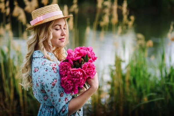 Young Woman Bouquet Pink Peonies Resting Pond Beach Girl Blue — Stock Photo, Image