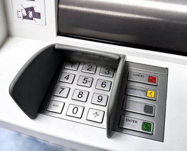 Metal yüzeyi aşınmış ATM tuş takımı ve şifre girmek için koruyucu duvarları var. Yan görünüm.