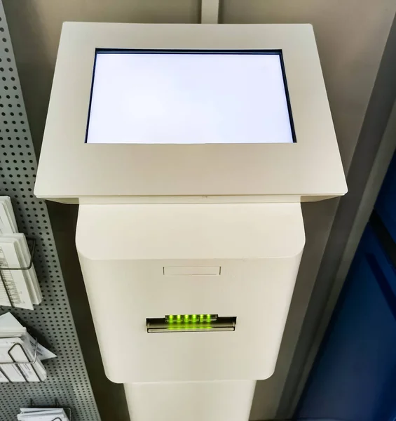 Otomatik ekran kiosk elektronik kuyruğuna dokun. Bürolarda ve resmi kurumlarda hizmet verme sırasında tedavi konusuna ilişkin hastaların dağıtımı. Dokunmatik ekran büfe yönetim sistemi. Müşteri akışı kontrolü ve müşteri hizmetleri optimizasyonu