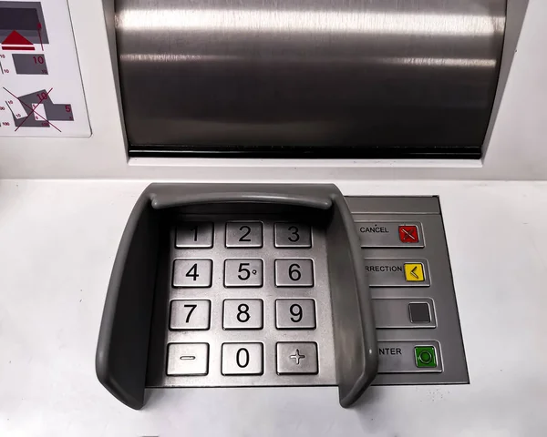 Közeli Atm Billentyűzet Kopott Fém Felülettel Védőfallal Pin Kód Beviteléhez — Stock Fotó