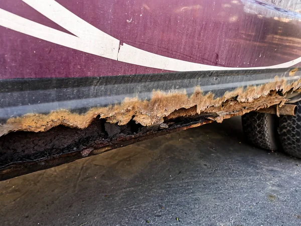 Rusty Sujo Carro Limiar Danificado Pela Corrosão Buraco Limiar Atitude — Fotografia de Stock