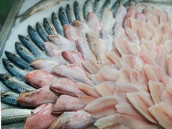 Verse Vis Markt Prachtig Aangelegd Ijsmakreel Zeebaars Kabeljauwfilet Natuurlijke Producten — Stockfoto