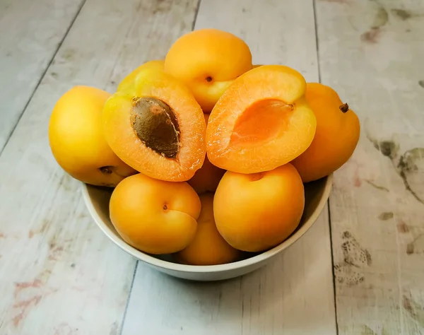 Close Fresh Juicy Apricots Deep Plate One Which Cut Half — Stok Foto