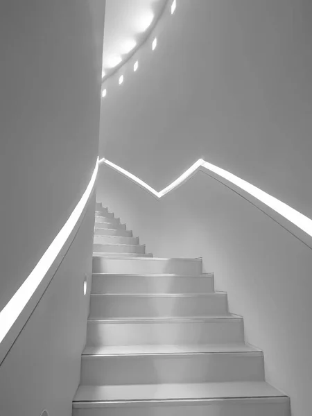 Murs Blancs Escalier Avec Des Lumières Sur Rampe Intérieur Moderne — Photo