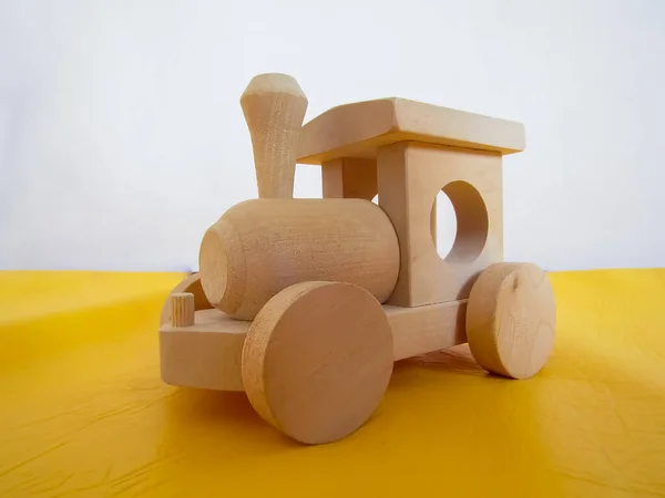 Houten Kinderspeelgoed Locomotief Staat Gele Matten Tegen Achtergrond Van Witte — Stockfoto