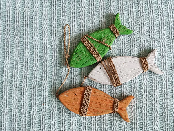 3本の木製の装飾魚のツインとタイ カントリースタイルのインテリアアイテム デザインの細部を通して快適さを作成します 海での夏休み 海岸での生活の象徴 — ストック写真