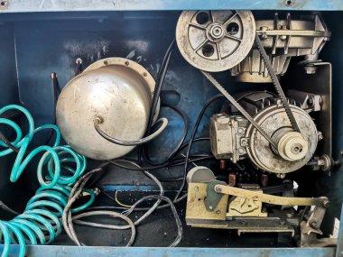 Bölümde kompresörü olan bir lastik değiştirici. Araç bakımı için aygıtlar ve araçlar.