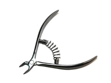 Beyaz arka planda yay izole edilmiş manikür cımbızları. Bağımsız manikür ve pedikür araçları, tırnak bakımı.