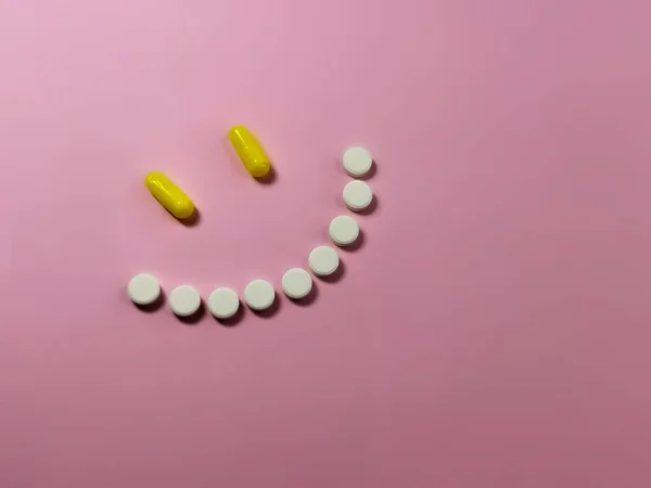 Sorriso Feito Pílulas Fundo Rosa Conceito Recuperação Superação Depressão Saúde — Fotografia de Stock