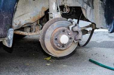 Yeni lastik değiştirme işlemi sırasında kırık diski kapat. Araba tekerleği tamiri, tekerlek ve fren tamiri. Tekerlek değiştirme işlemi. Kendin yap lastik montajı işi.