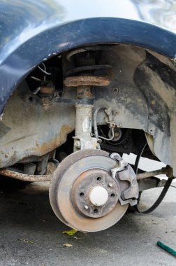 Yeni lastik değiştirme işlemi sırasında kırık diski kapat. Araba tekerleği tamiri, tekerlek ve fren tamiri. Tekerlek değiştirme işlemi. Kendin yap lastik montajı işi.