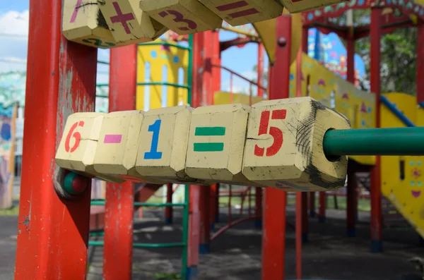 Grote Houten Kubussen Met Kleurrijke Nummers Een Straatspeelplaats Kinderspelen Outdoor — Stockfoto