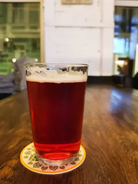 Une Pinte Bière Rouge Sur Une Table Bois Dans Bar — Photo