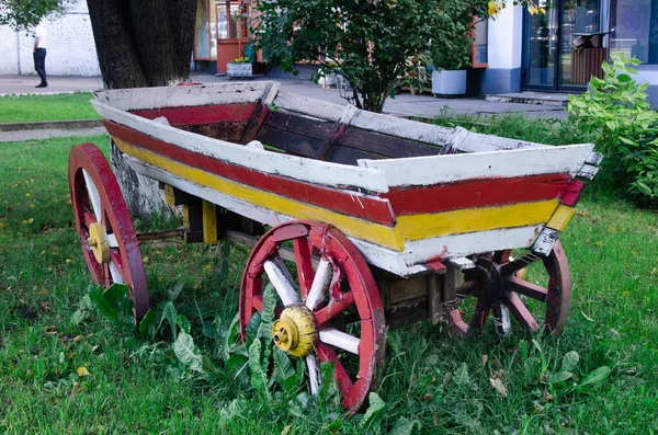 Vieux Chariot Bois Peint Avec Peinture Rouge Blanche Sur Herbe — Photo