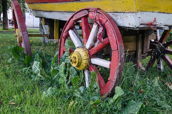 Rood Houten Wiel Van Een Oude Kar Groen Gras Verouderde — Stockfoto