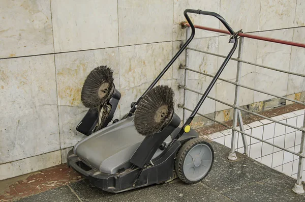 Velha Máquina Varrer Mecânica Encadeada Fechadura Lugar Público Máquinas Limpeza — Fotografia de Stock