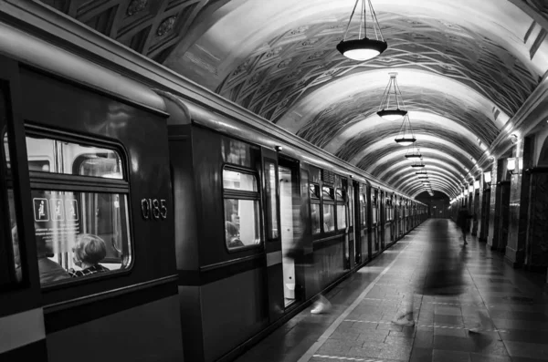 Bahn Wagen Und Bahnsteig Mit Silhouetten Fahrender Menschen Schwarz Weiß — Stockfoto