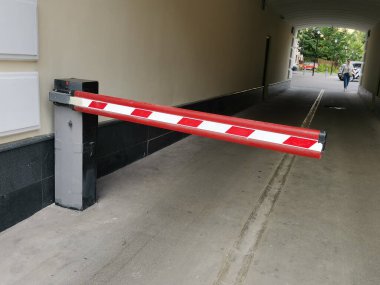 Kırmızı otomatik bariyer, yerleşim yerinin girişini kısıtlıyor. Konut kompleksinin bölgesine seyahat kısıtlaması.