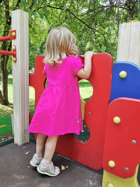 Petite Fille Avec Des Cheveux Blonds Ondulés Robe Lumineuse Tient — Photo