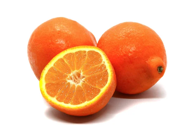 白い背景に隔離された厚い皮を持つ大きなジューシーな熟したみかん 果物が２つと半分だ 果物の食事 人気のある果物 ビタミンの源 — ストック写真