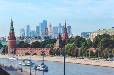 Moskova Kremlin ve Kremlin 'in manzarası, Moskova Nehri yolcu su taşımacılığı, gökdelenin arka planında. Çağların karışımı. Rusya 'nın ana manzarası. Yumuşak odaklı tonlanmış resim