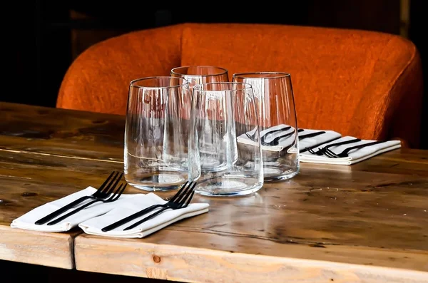 Tisch Tisch Serviert Für Vier Personen Gläser Servietten Und Besteck — Stockfoto