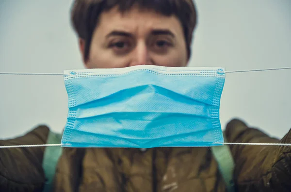 Nahaufnahme Einer Blauen Medizinischen Einmalmaske Junge Brünette Frau Oberbekleidung Hält — Stockfoto