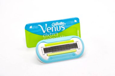 Kadınların tıraş jiletleri için iki yedek kaset Gillette Venus kucaklaşması ve beyaz arka planda 5 bıçak. Traş bıçağıyla epilasyon. Kasetler paketlenip paketlenmemiş. Moskova - 10.16.2020