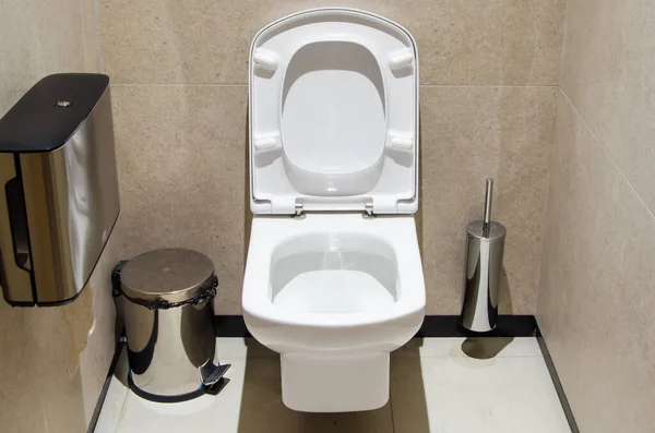 Wit Toilet Met Deksel Opgeheven Cabine Van Een Openbaar Toilet — Stockfoto
