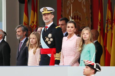Madrid, İspanya - 12 Ekim 2019: İspanya Kralları, kızları Asturias Prensesi ve kız kardeşi İnfanta Doa Sofia ile birlikte Madrid 'deki Silahlı Kuvvetler Günü geçit törenine başkanlık ettiler.