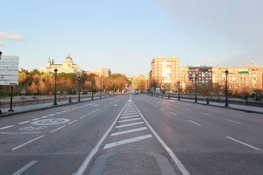 Madrid, İspanya - 4 Mayıs 2020: Covid-19 Madrid sokaklarını sadece askeri ve güvenlik güçlerinin gözetimiyle boş bırakır. Vatandaşlar günü süpermarketlerin kapısında uzun kuyruklarda bekleyerek geçirirler.