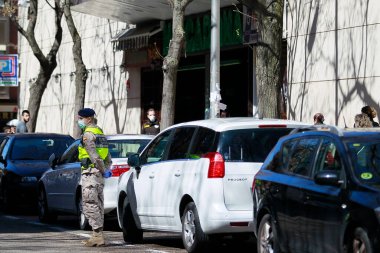 Madrid, İspanya - 4 Mayıs 2020: Covid-19 Madrid sokaklarını sadece askeri ve güvenlik güçlerinin gözetimiyle boş bırakır. Vatandaşlar günü süpermarketlerin kapısında uzun kuyruklarda bekleyerek geçirirler.