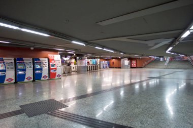 Madrid, İspanya - 4 Mayıs 2020: Covid-19 Madrid sokaklarını sadece askeri ve güvenlik güçlerinin gözetimiyle boş bırakır. Vatandaşlar günü süpermarketlerin kapısında uzun kuyruklarda bekleyerek geçirirler.