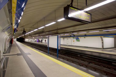 Madrid, İspanya - 4 Mayıs 2020: Covid-19 Madrid sokaklarını sadece askeri ve güvenlik güçlerinin gözetimiyle boş bırakır. Vatandaşlar günü süpermarketlerin kapısında uzun kuyruklarda bekleyerek geçirirler.
